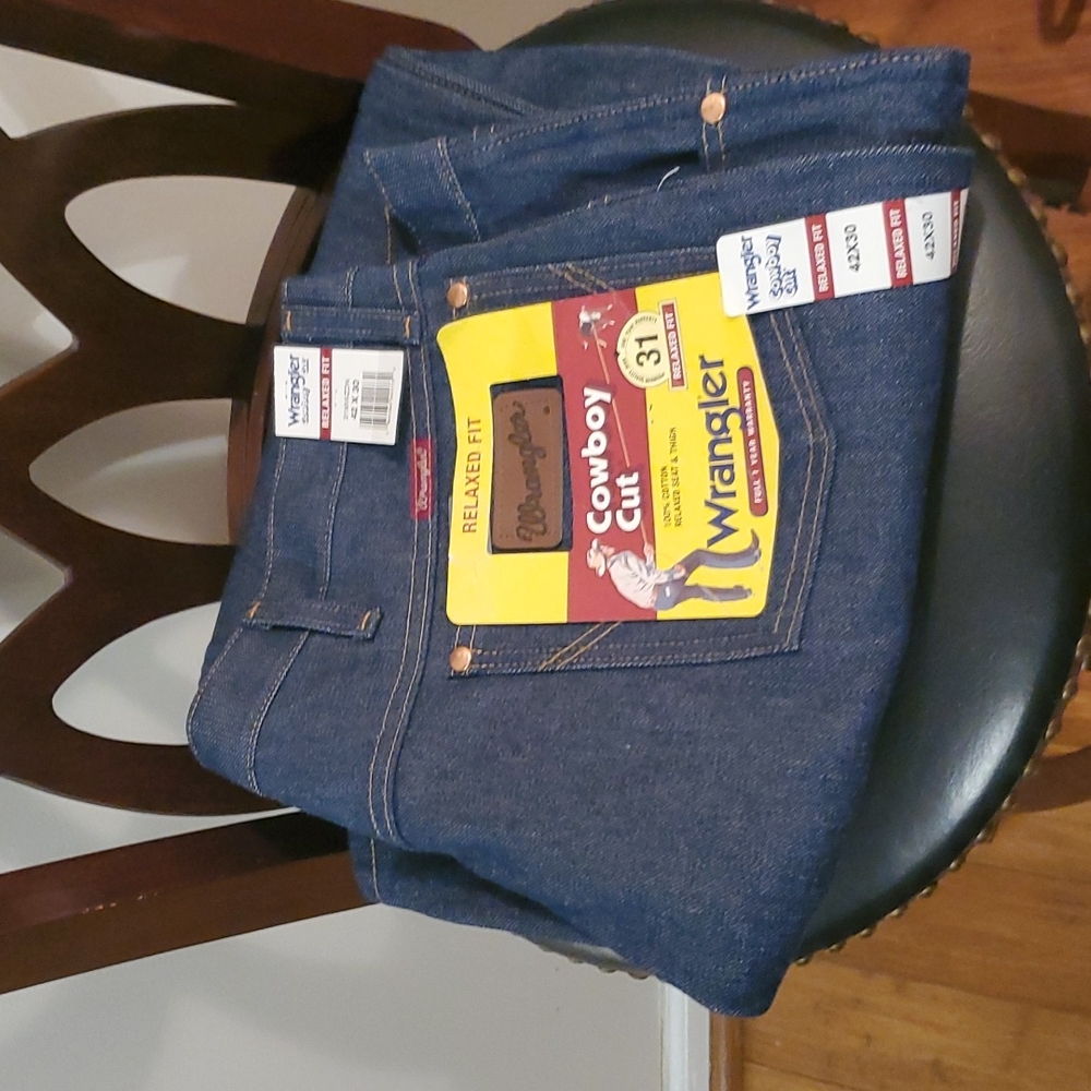 Brand new never worn Men's Wrangler jeans cowboy cut sz 42x30